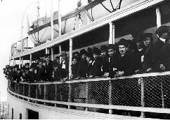 Immigrants sur un ferry, Fonds des Archives Nationales américaines